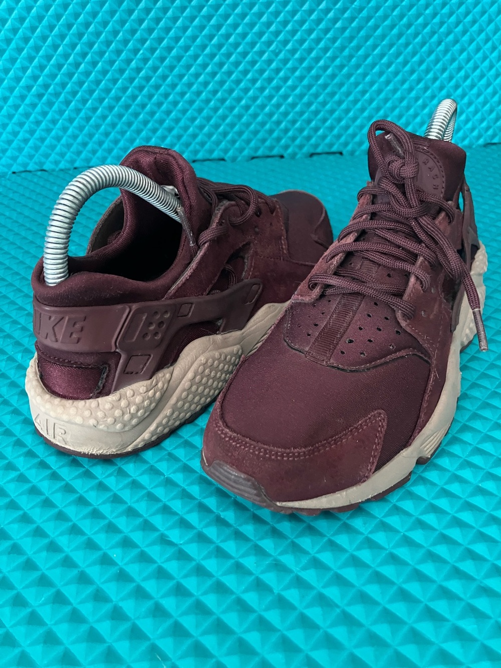 NIKE Women Air Huarache Run in the "Burgundy Crush" color | 6.5
